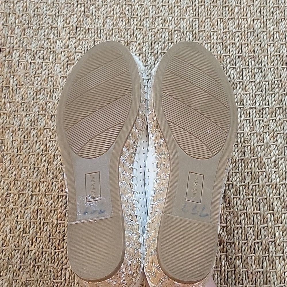 BELA VITA white slip-on platform espidrilles w/die cut triangles.  Size is 7.5 W - Picture 8 of 10